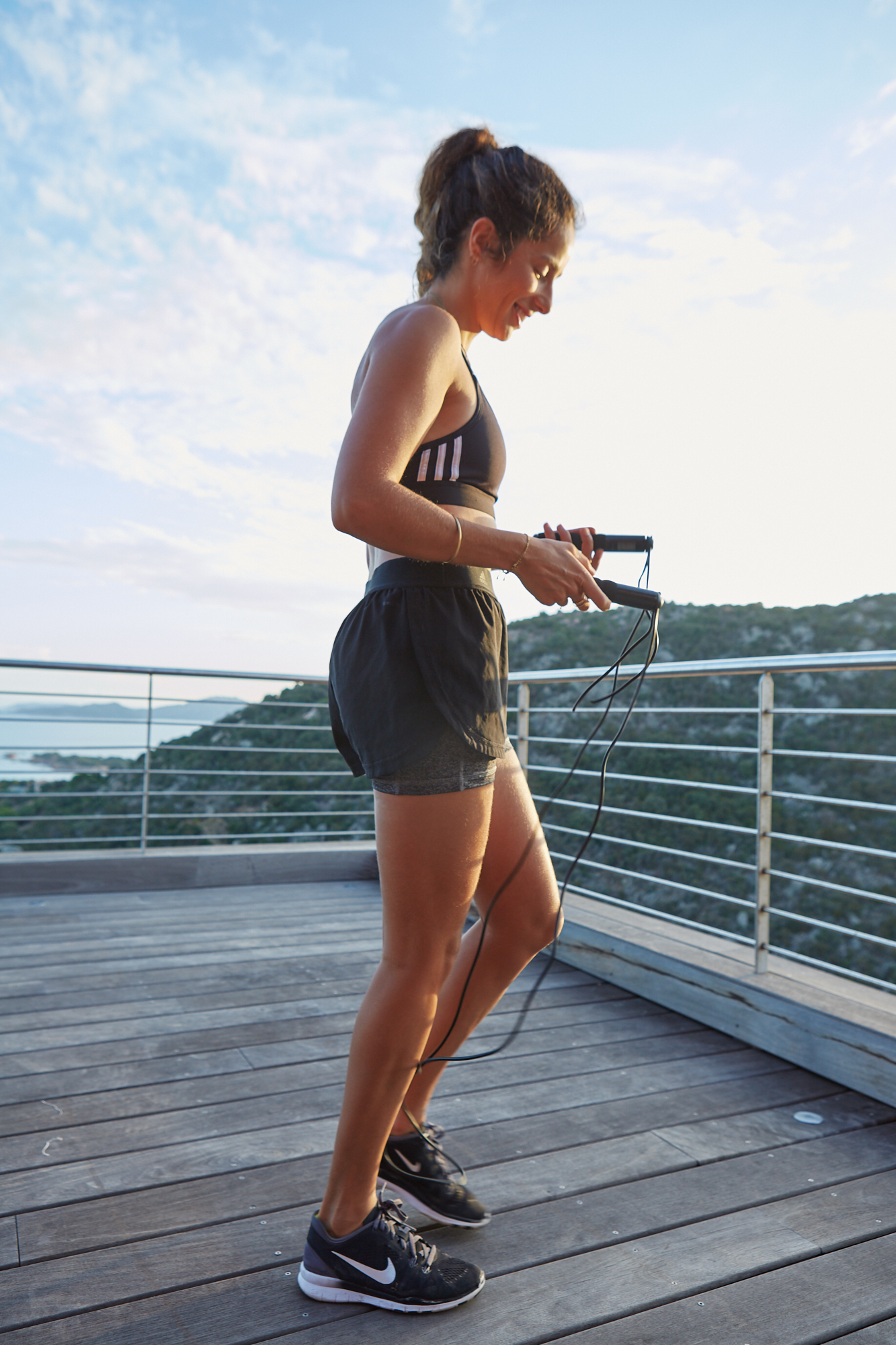 La pratique de la corde à sauter permet de bruler davantage de graisses que  lors d'une session de running. - Terrafemina
