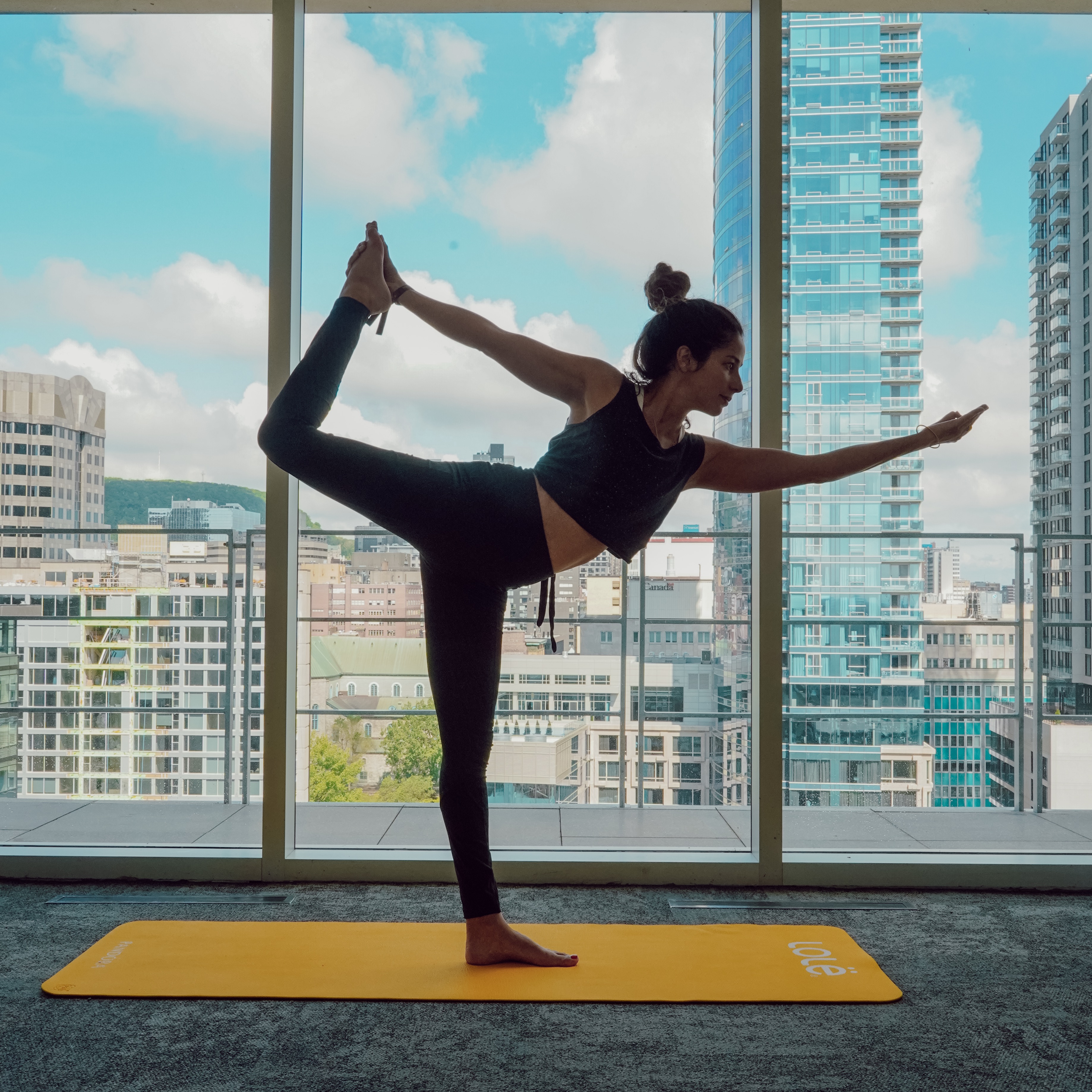 Cours de Yoga sur le rooftop du Monville Voyage bien-être à Montréal46